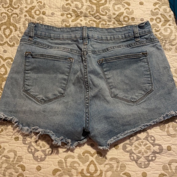 Denim shorts - Picture 2 of 3